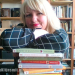 Jenny Klijnsmit met een stapel boeken van Geneen Roth