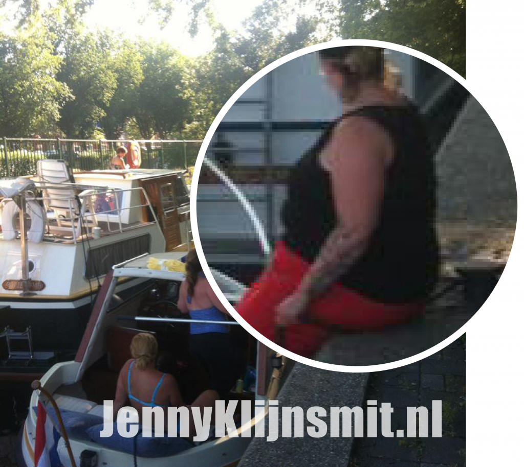 Jenny Klijnsmit zit op de rand van de sluis